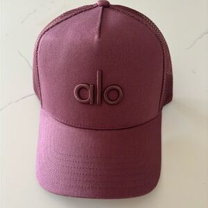 ALO Yoga Trucker Hat - Burgundy Truffle
